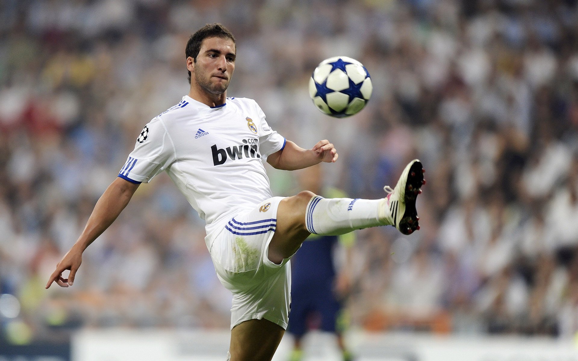 美国短跑名将打破尘封15年世界纪录 创造田径新历史